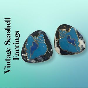 • Vintage Enamel Seashell Earrings •